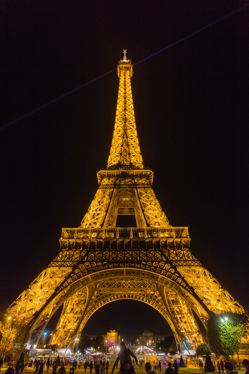 夜晚的埃菲尔铁塔