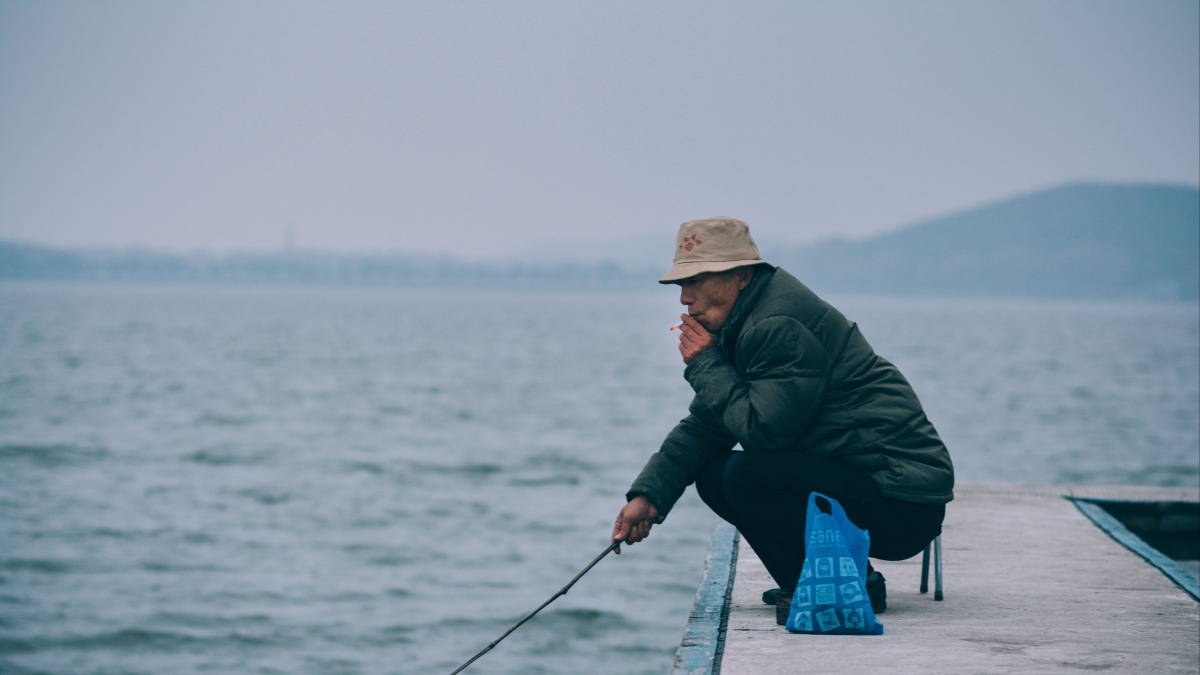 寒风肆虐,我都冻得直哆嗦,大爷抽着烟仍坚持钓鱼,到老有这么一个爱好