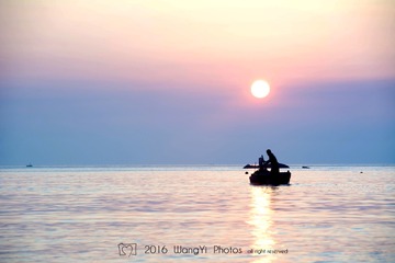《海上日出》
