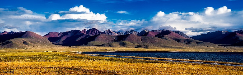夏末初秋，斑斓的念青唐古拉山脉，金色的藏北草原，摄于纳木错湖畔。