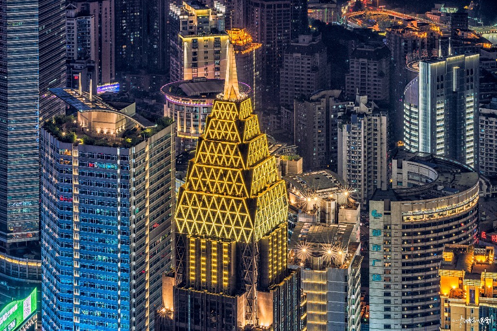 位于解放碑CBD的纽约纽约大厦，高228米，于2005年建成，也算是重庆最老的一批高楼了，虽然现在早已被周围建筑淹没，在夜色下还是风韵犹存，来个特写吧。