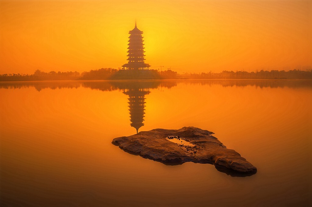据说九层就是妖塔，起镇妖用。清晨，浓雾中升起的朝阳，被五象塔挡在身后，辉光洒下一地，像菊花残。