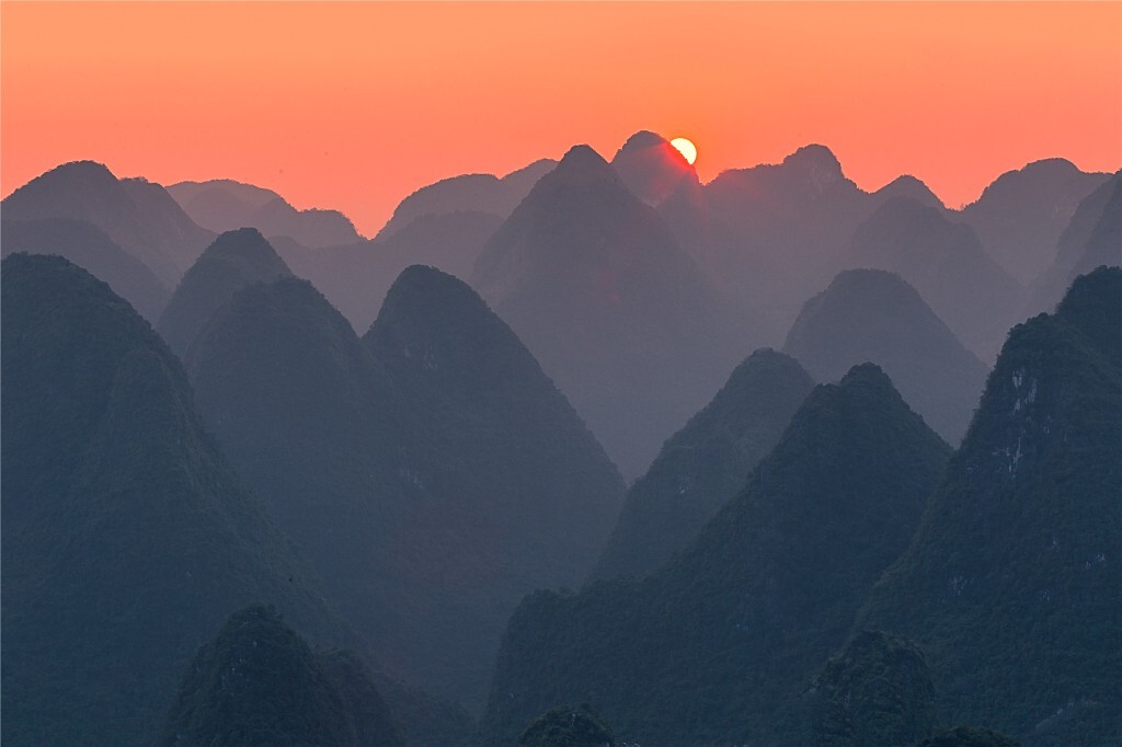 我的家乡环江是世界喀斯特自然遗产地。我摄影的初衷，大部分原因就是因为这一片土地，当我真正有能力把它收入我的镜头的时候，我对它含满深情，内心激动不已。2017年新春，当我举起相机，就像儿子为母亲奉上的新茶。献给我至爱的生我养我的这一片大地。使用H&amp;Y0.9渐变镜拍摄。