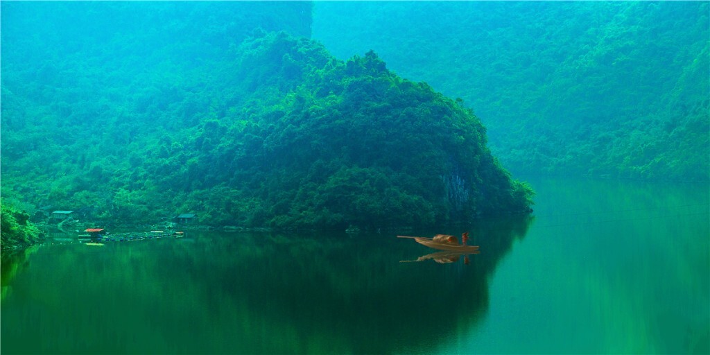 我的家乡环江是世界喀斯特自然遗产地。我摄影的初衷,大部分原因就是因为这一片土地,当我真正有能力把它收入我的镜头的时候,我对它含满深情,内心激动不已。2017年新春,当我举起相机,就像儿子为母亲奉上的新茶。献给我至爱的生我养我的这一片大地。<br />
PS:船为合成,使用H&Y振偏镜拍摄。