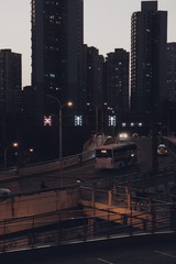 583676