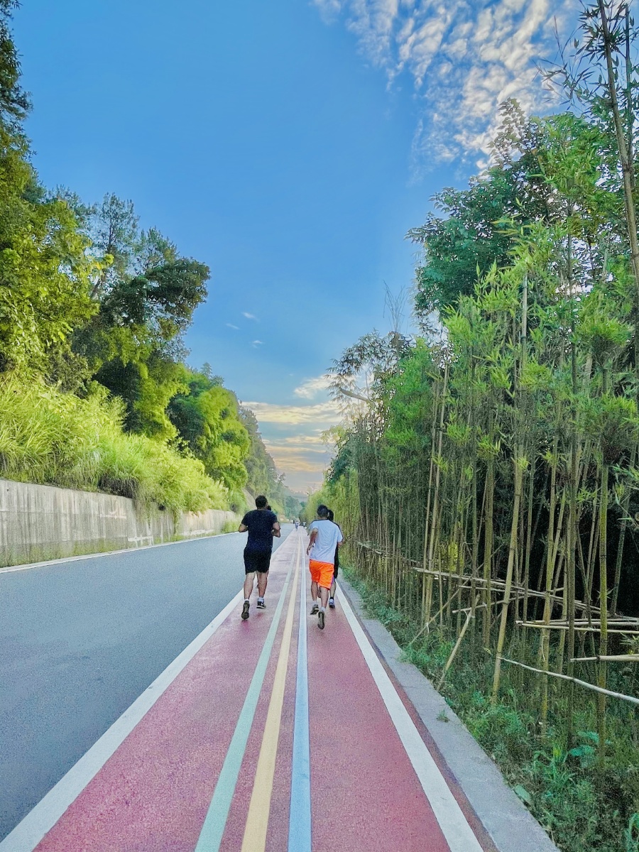 一条路一群人在奔跑的路上