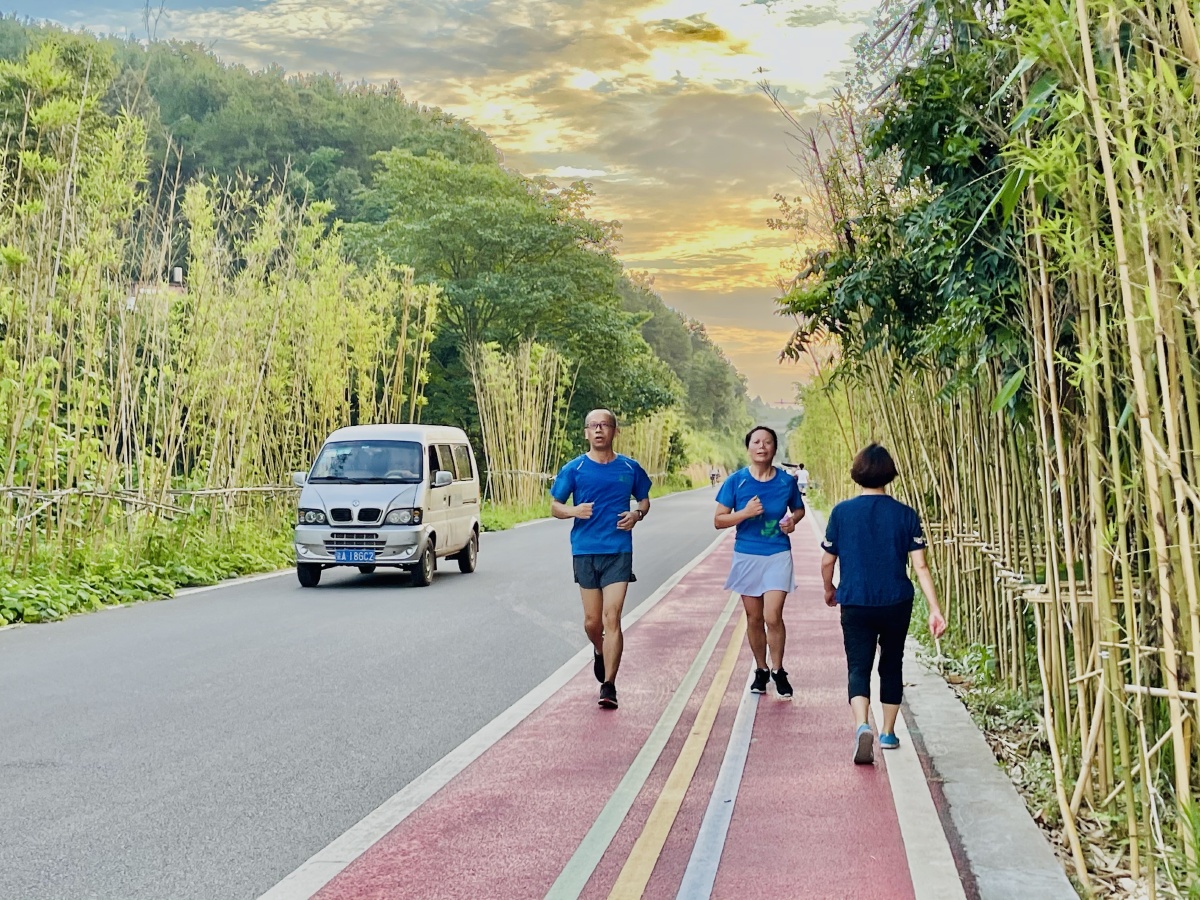 一条路一群人在奔跑的路上