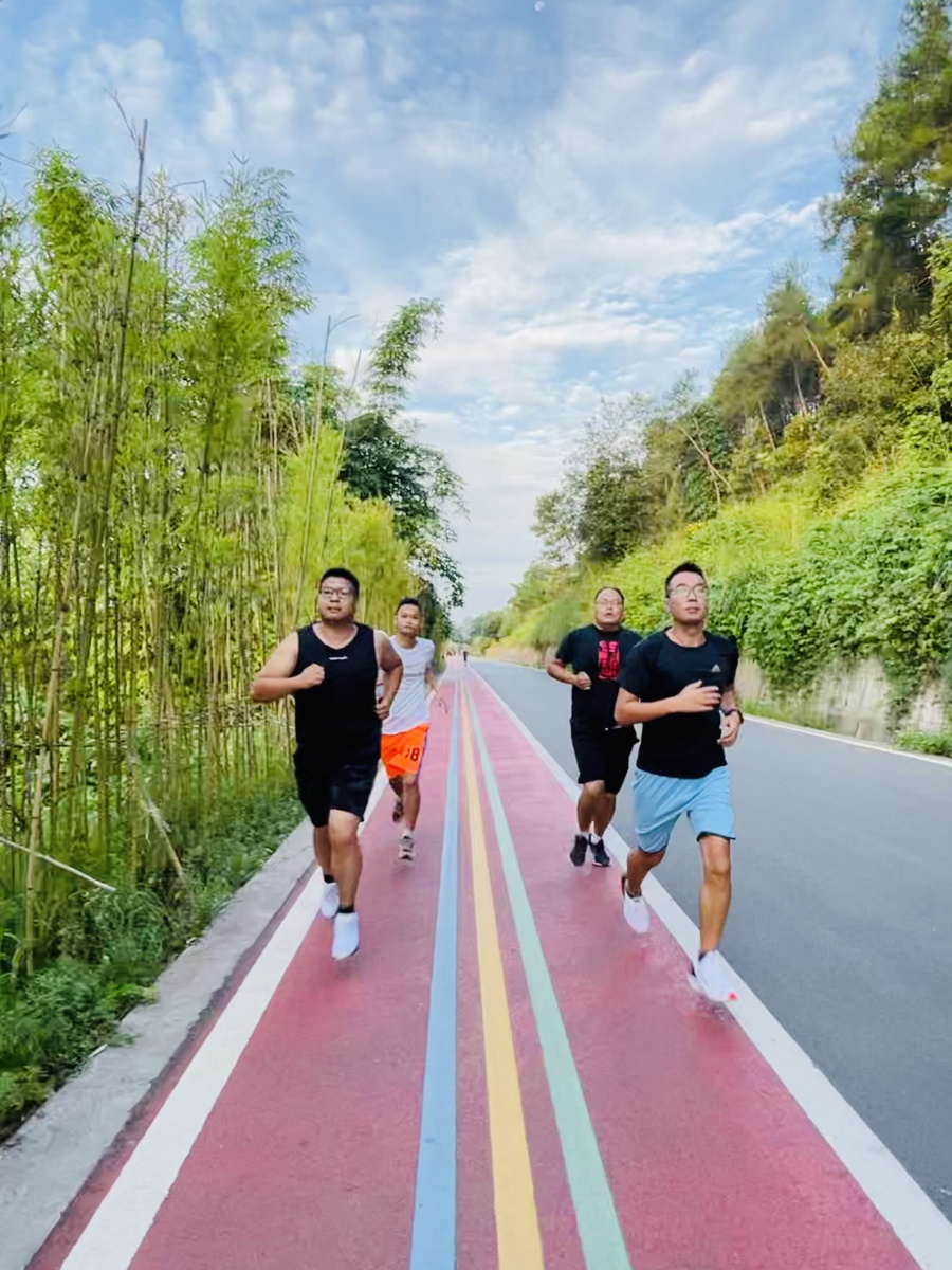 一条路一群人在奔跑的路上