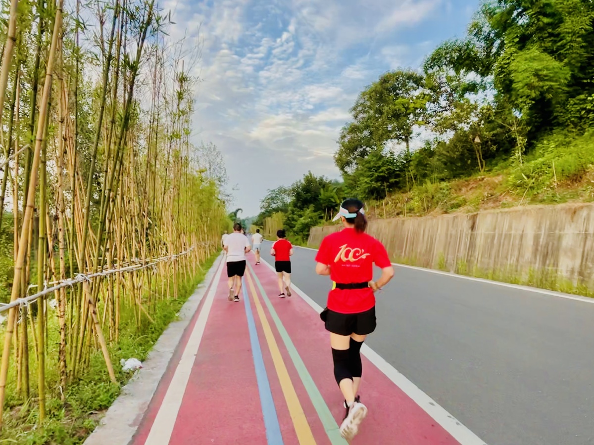 一条路一群人在奔跑的路上