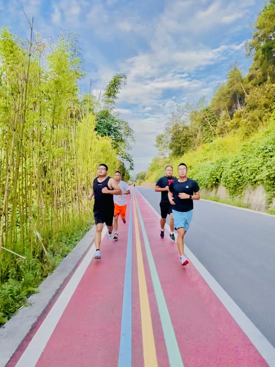 一条路一群人在奔跑的路上