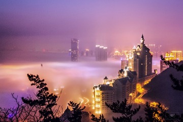 夜晚的雾中城堡