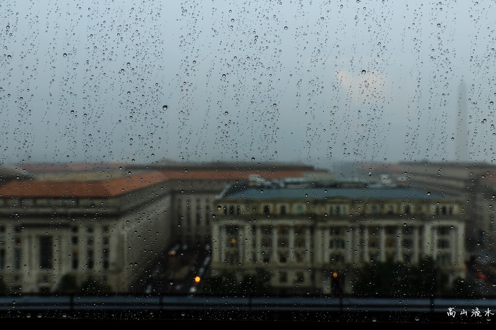 早餐时，看着窗外下着雨，还是很惬意的时刻