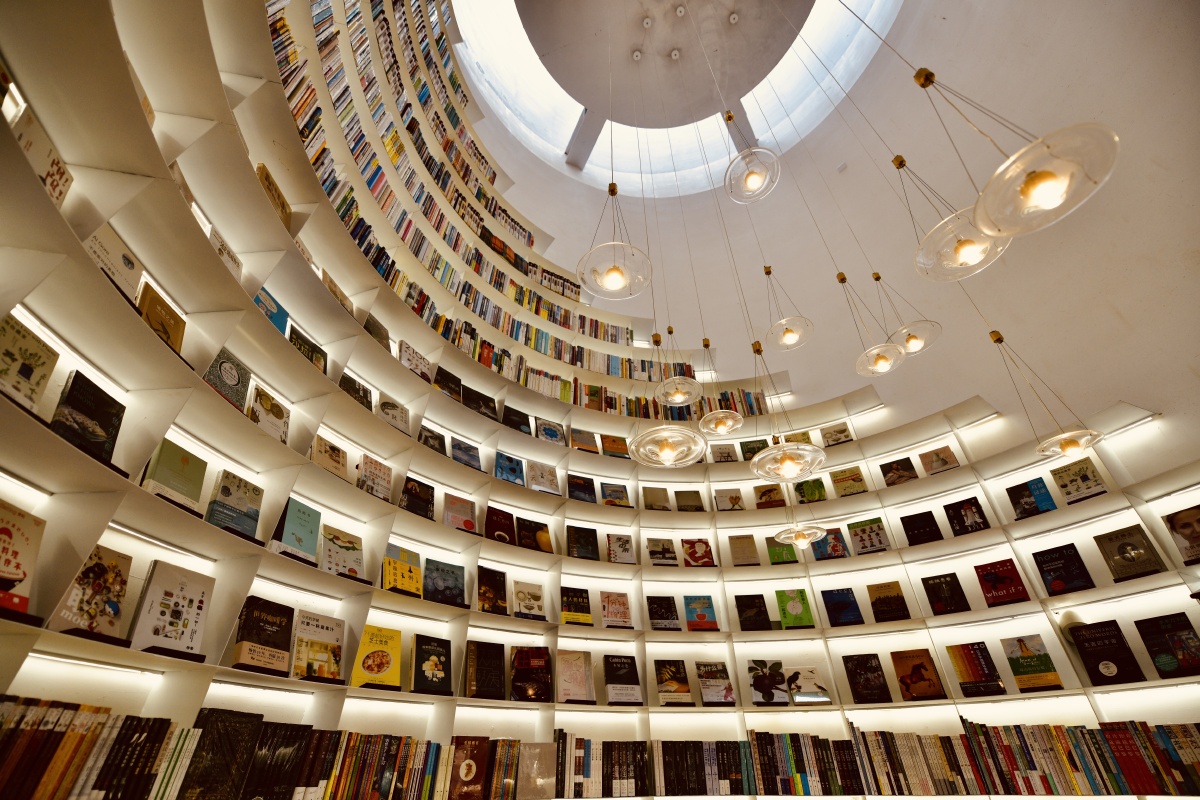 江苏园博园内的先锋书店因地制宜把旧的筒仓改造成了书店