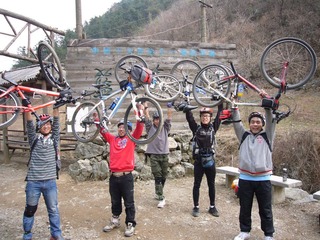 2011.3.12 徽杭古道基友团@蓝天凹.JPG