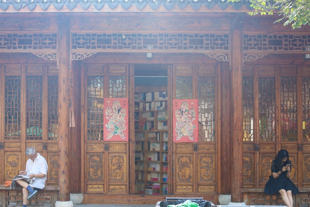 寂静在喧嚣里低头不语