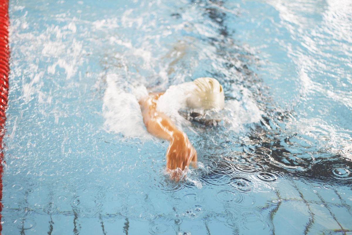 泳池照我期待美少女和腹肌美少年