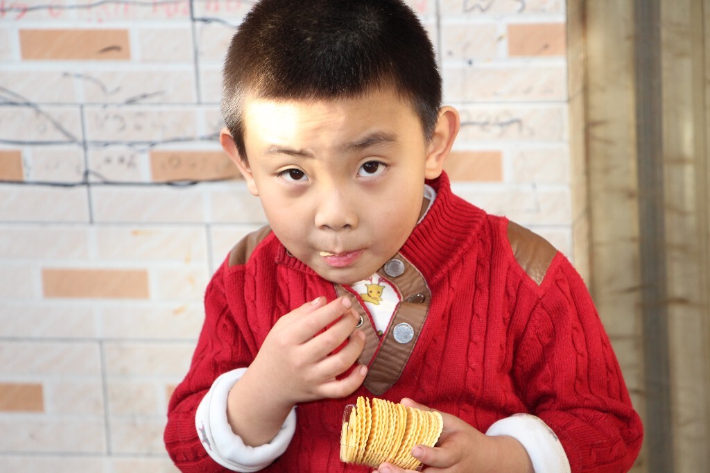 2月:组照:离合<br />
寒假刚回家正在吃给他带的薯片。主人公我可爱的小弟,一个学期不见,睹物思人,甚是想念。<br />