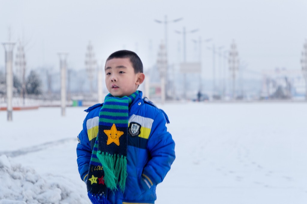 2月:组照:离合<br />
寒假结束回学校前离别的火车站广场。主人公我可爱的小弟,一个学期不见,睹物思人,甚是想念。