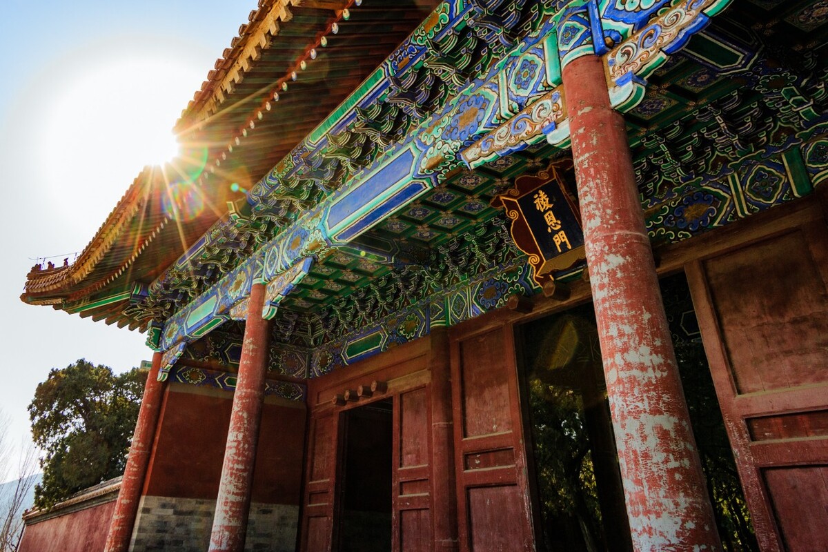 3月:十三陵日芒<br />
去昌平看托福考场,出门后一段说走就走的旅行,十三陵,没有游客只有我自己的十三陵。雕栏玉砌应犹在,物是人非事事休,望着十三陵中的断壁残垣,不禁对那些怀古伤今的诗人感同身受。