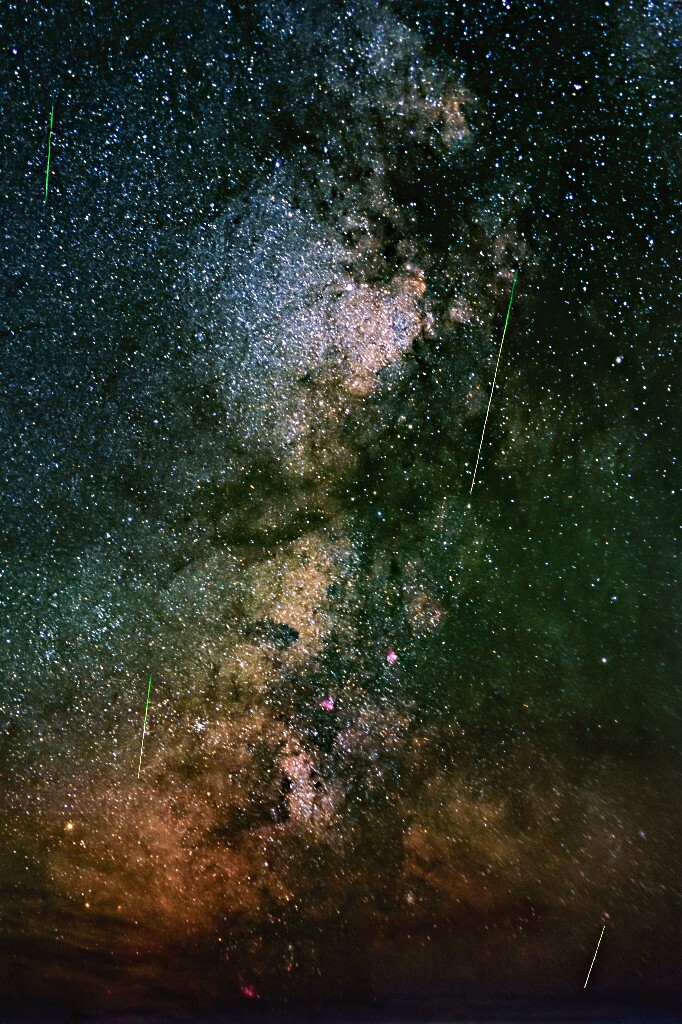 9月12日,新疆哈密某风电场。<br />
因为月落后仅有1个小时来拍流星雨,又选了50的焦段,再加上一片又一片的云,还有时不时来穿越一发的运风机的大卡车,视场里抓到的英仙座流星并不多。<br />
不过没大卡的时候整体还是很暗,所以能看到绿色的气辉;上方无云遮蔽的银河,仍保持着本身的银色;近地面由于刚落的月亮的散射呈橙红色;更靠近地面的地方则是由大卡和远方冷光源渲出的蓝色。<br />
背景银河用50张堆栈去云降噪,然而去云并不彻底,图中黑色部分有些是暗星云有些就是云…至于地景的风车,太丑裁掉了…