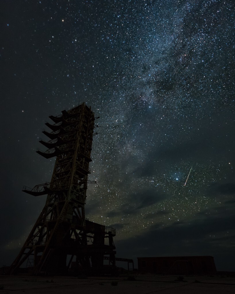 8月13日夜，酒泉卫星发射基地，东方红1号卫星发射塔架。前半夜阴云密布，本来都计划回去睡觉了，猛然抬头发现云散银河显现。又恰好抓到了英仙座的一颗流星，一颗赛艇啊。<br />
地景：10张堆栈降噪<br />
星空：单张