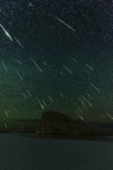 无人区中星陨如雨