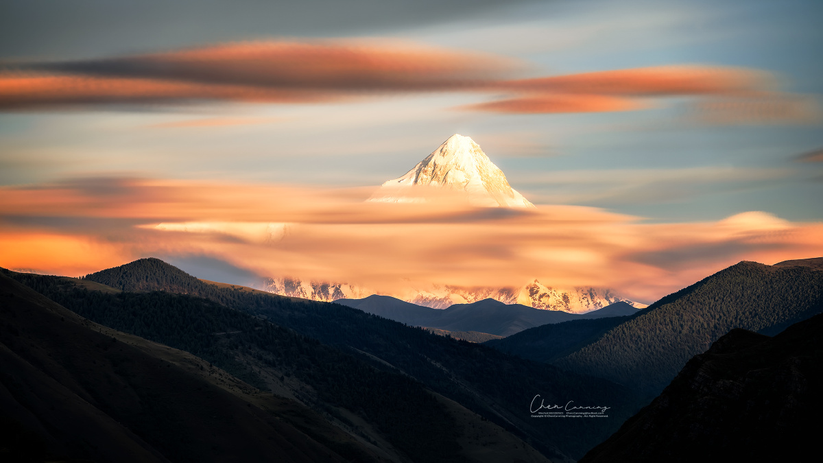 巍巍昆仑如果说5月份曾看见那次贡嘎火烧云日出是难得一见这一次6月