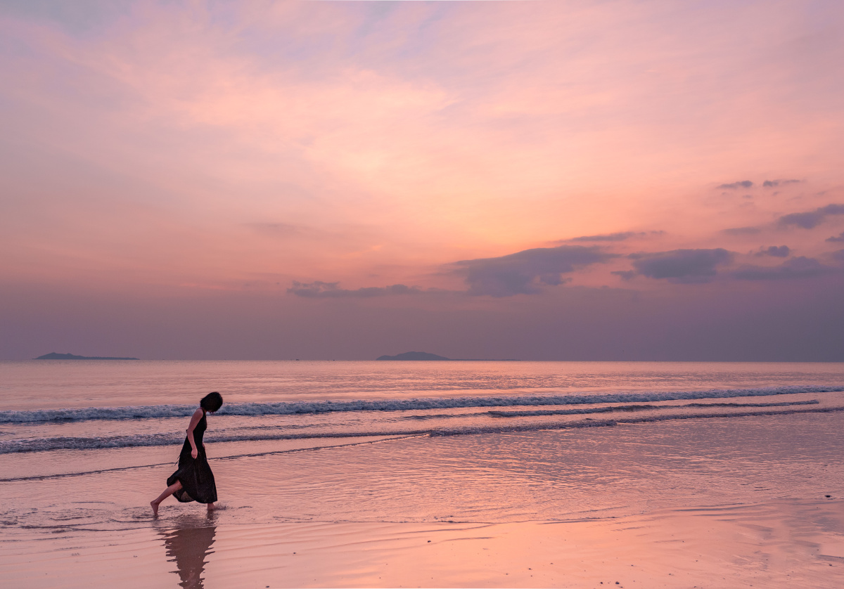 正拍着照片,一位小姐姐突然闯入了我的镜头中