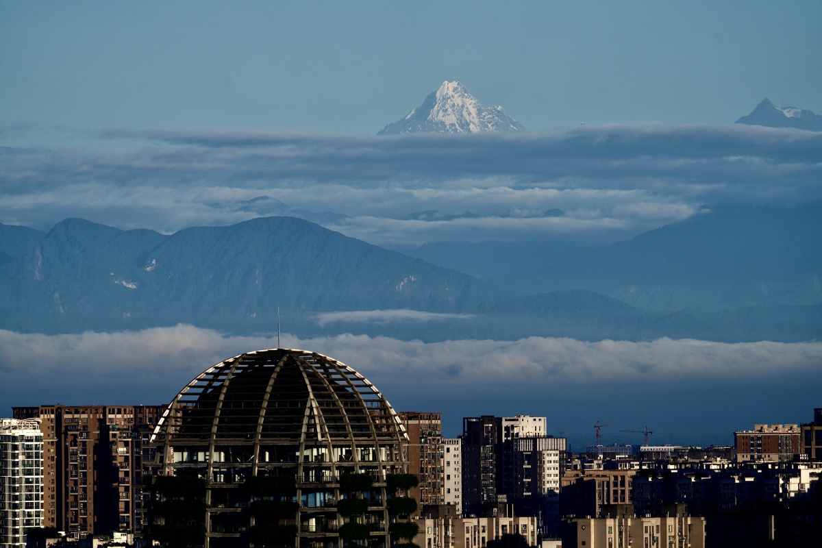 在成都遥望幺妹峰