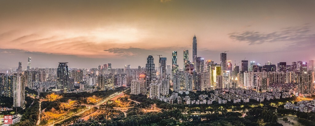 夜色渐浓，南国都市却依旧繁华喧嚣。霓虹灯点亮了都市的奢华，也掩盖了星月的清辉，放肆地把变幻的彩色投了向天空。
