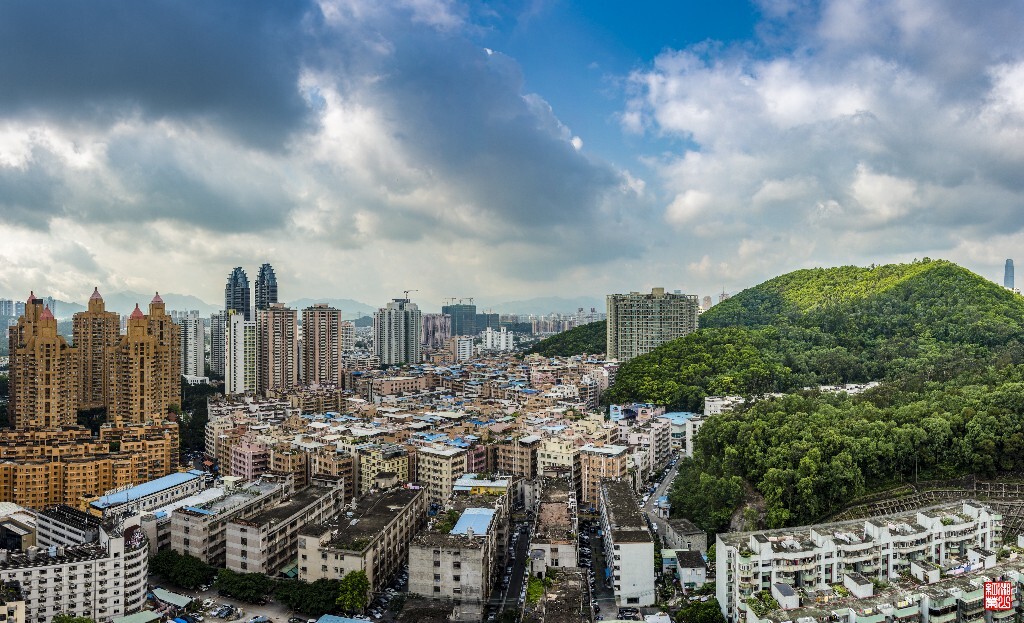 罗湖翠竹山旁的住宅楼顶，角度不是太好，本想登高拍深圳水库，结果被前方的高楼挡住。只好记录了这个角度，也是对这次踩点的纪念。