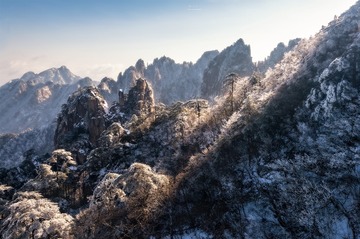 奇峰光影耀山涧