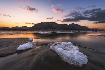 冰映晚霞