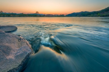 顺流而下