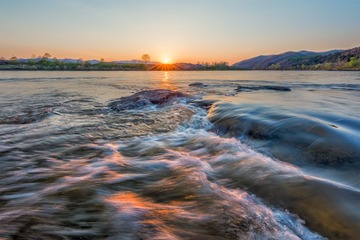 激流而过