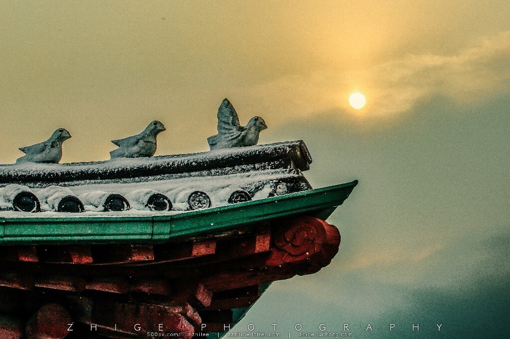 风雪骤去，金阳初现，三只鸟塑向阳振翅，化身金乌，白霜褪去，华光普照。