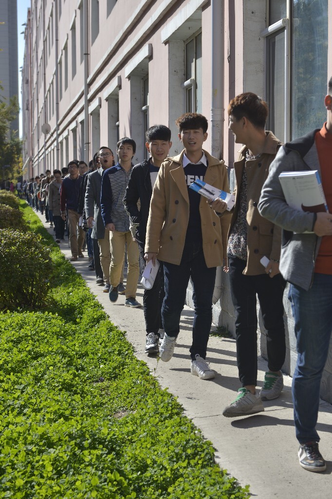 上课人数太多，学生们不得不另辟蹊径。