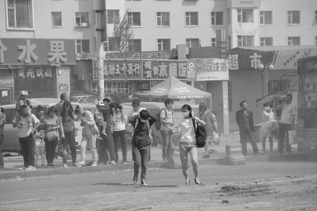 尘土飞扬