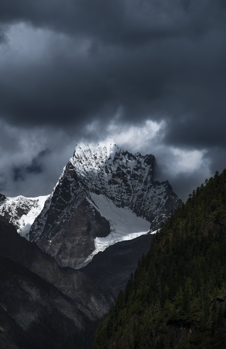在藏东走了十天,第一次深入雪山腹地拍摄,也见到了许多第一次听闻的