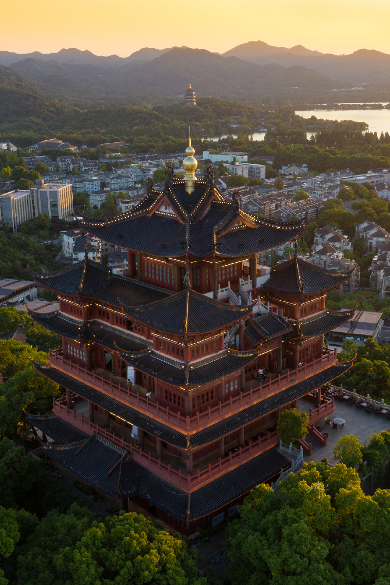 夕阳中的城隍阁望着远处的雷峰塔 似古犹今