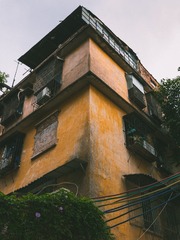 974358