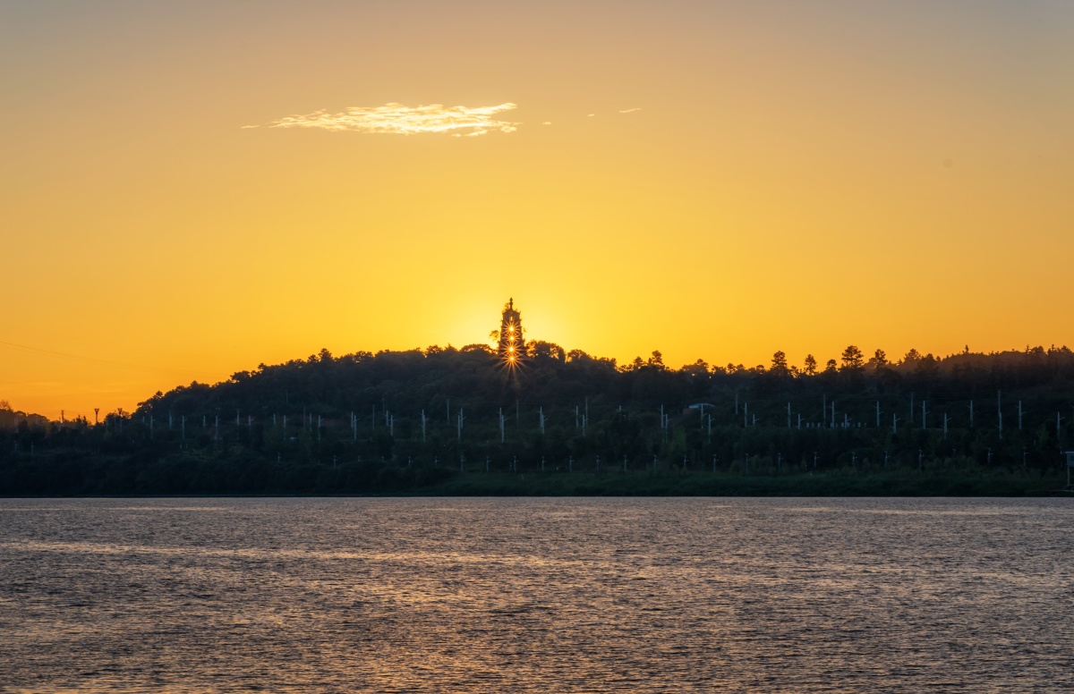 早晨金光四射的珠晖塔衡阳市