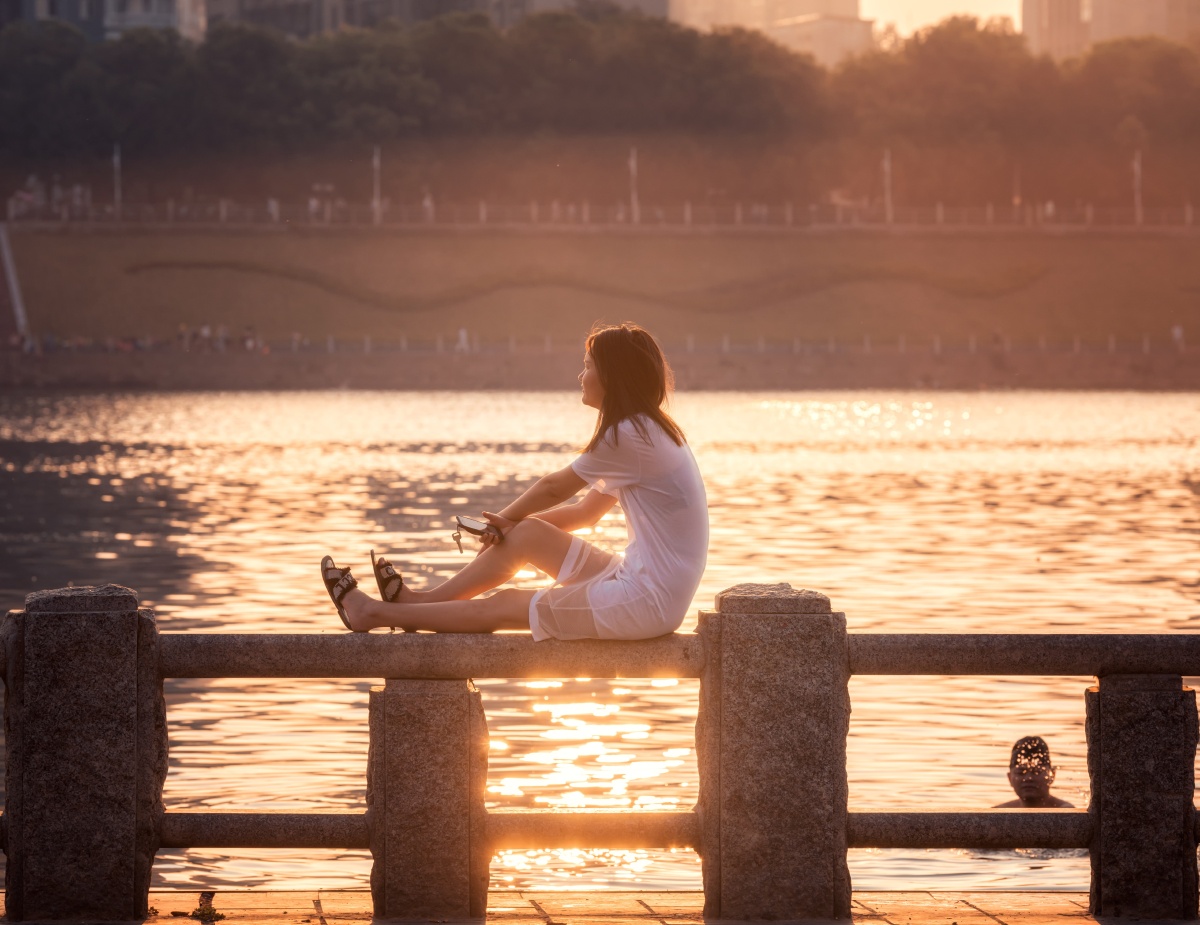 那天早上在河边随拍正好太阳刚升起不久我突然发现这妹子坐在水泥栏杆