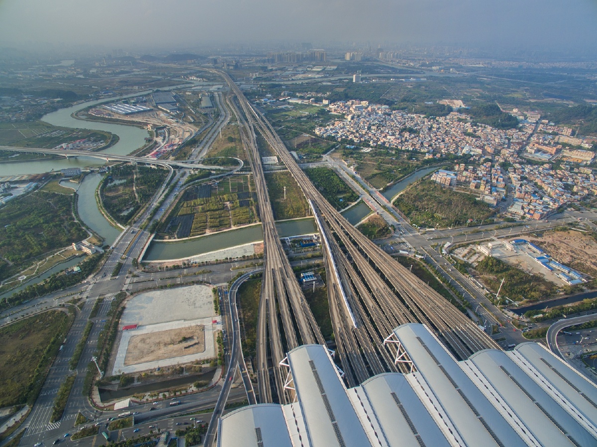 航拍广州高铁南站,以大地河流的线条和高铁的轨道来表现祖国大地的美