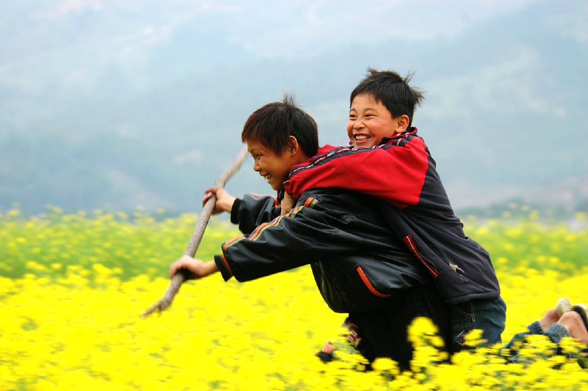 在油菜花田里嬉闹的孩童