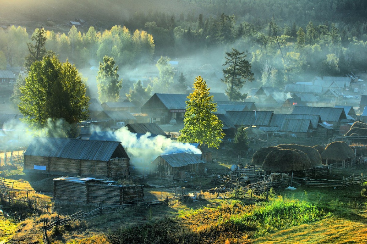 当村庄里升起缕缕炊烟的时候,太阳光穿透丛林的薄雾铺洒而下,瞬间为