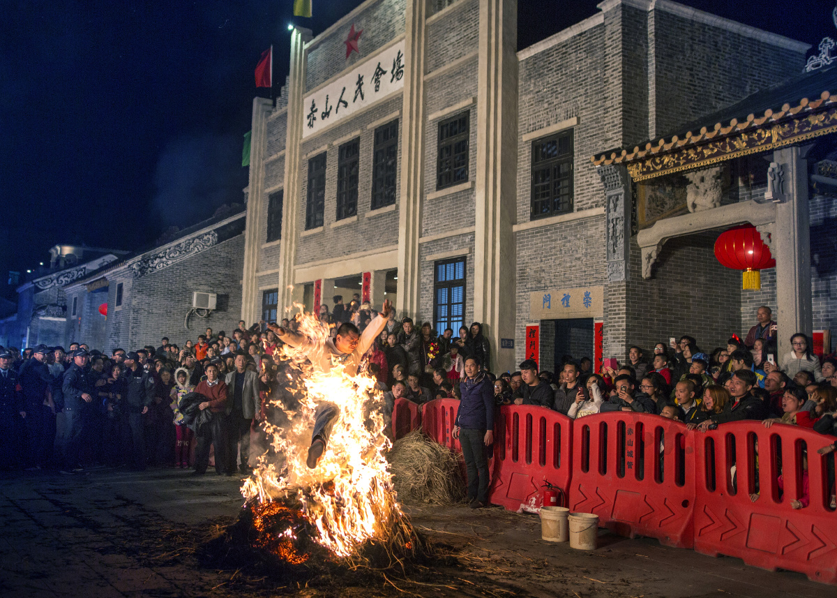里水赤山村"跳火光"活动已有300多年历史,早在乾隆年间,"跳火光"便
