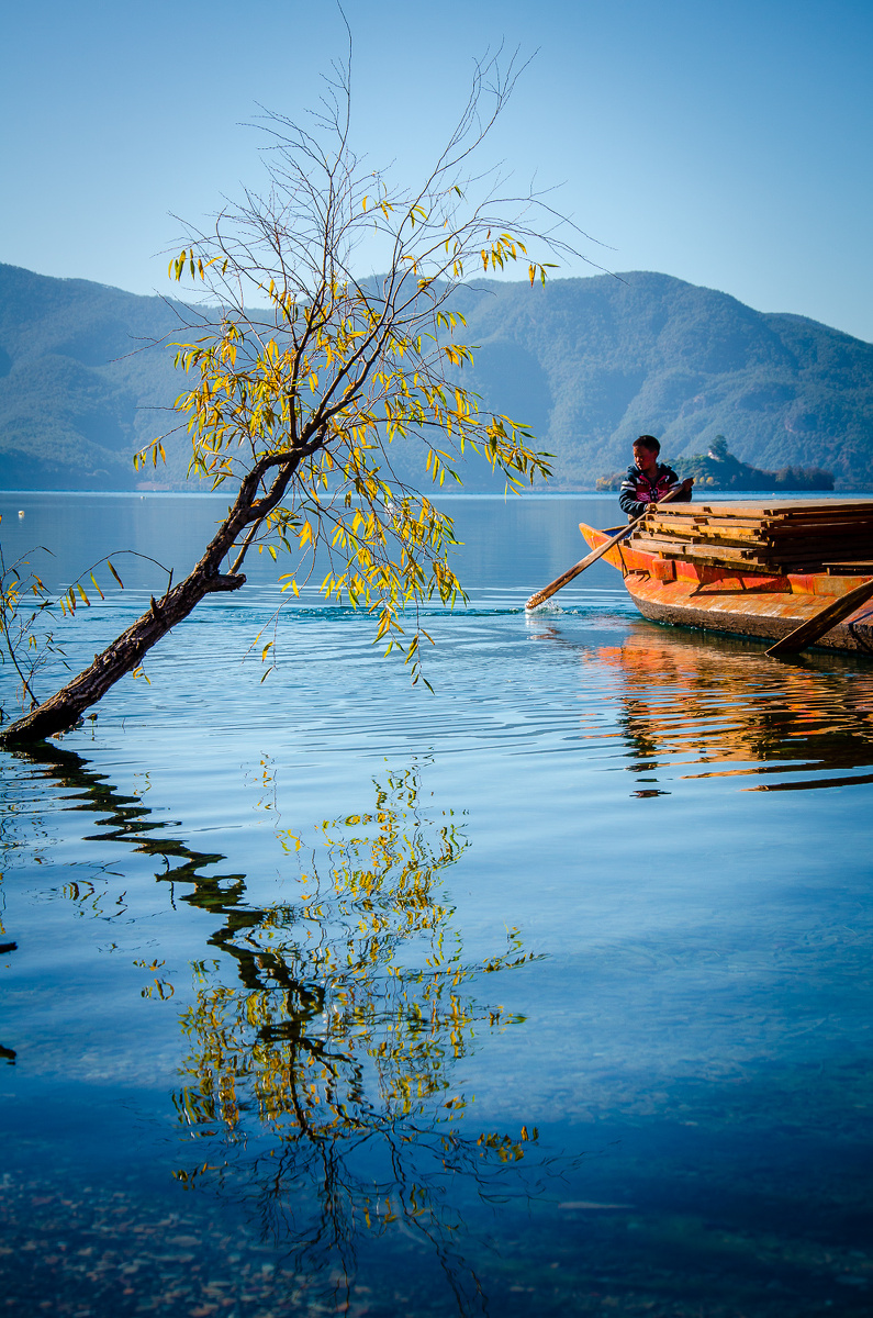 湖面上泛舟的是当地的小孩,不知是捕鱼,还是载客.