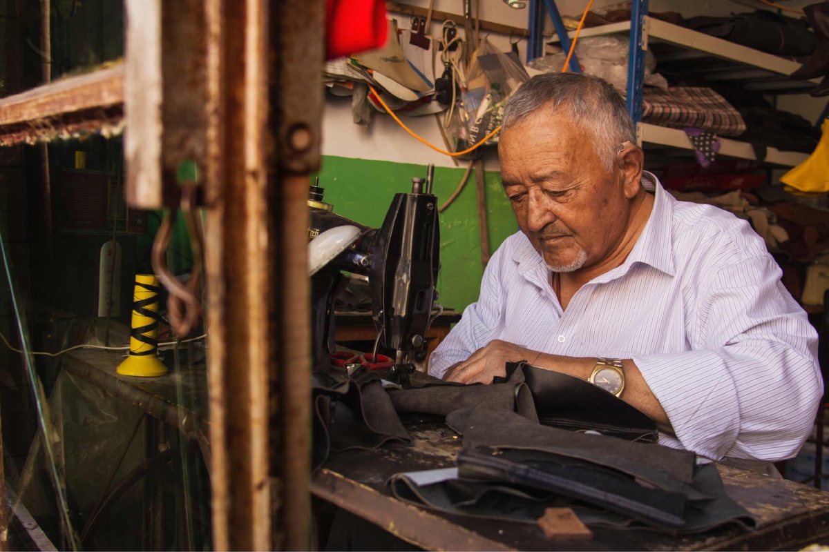 《匠人》这是一个做皮具的工匠,认真专注的操作,缝制手里的物品.