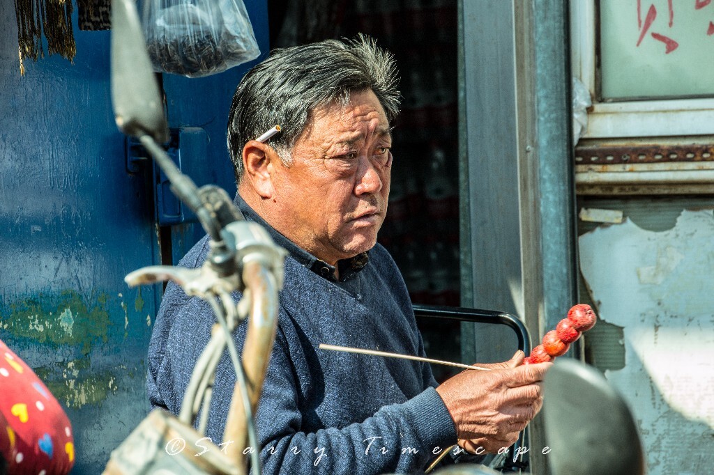 大声地叫喊，卖糖葫芦啦！脸上却写满了无奈与沧桑。谁又知道他背后的故事。